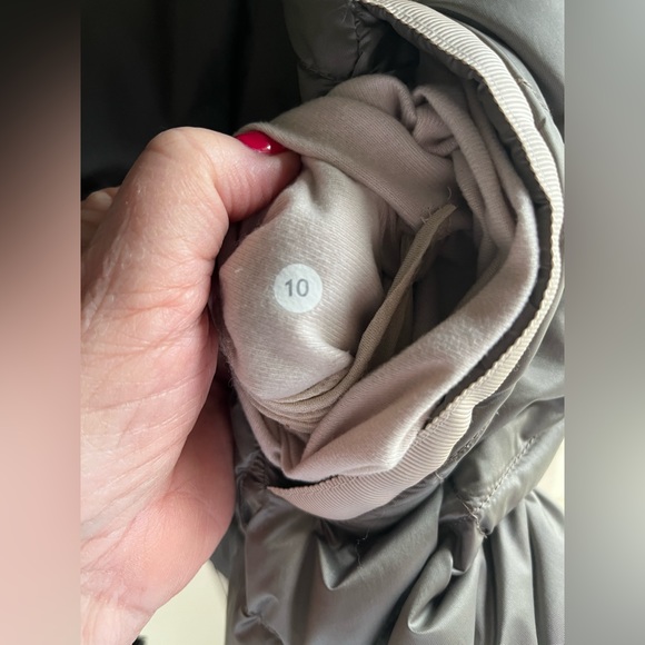 🍒LULULEMON CAMO FLUFFIEST VEST sz 10 Awesome Jacket OLIVE GREEN/TAN~ REVERSES!! - Picture 7 of 8